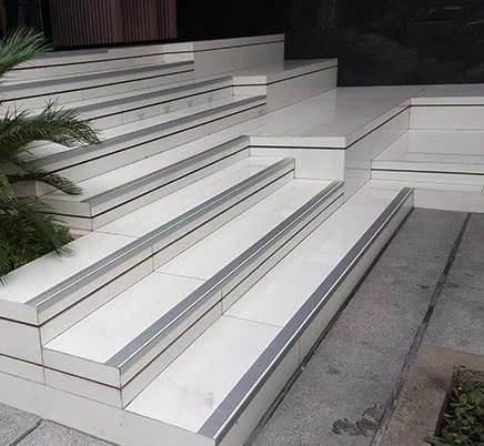 راهکارهای جلوگیری از لغزش پله