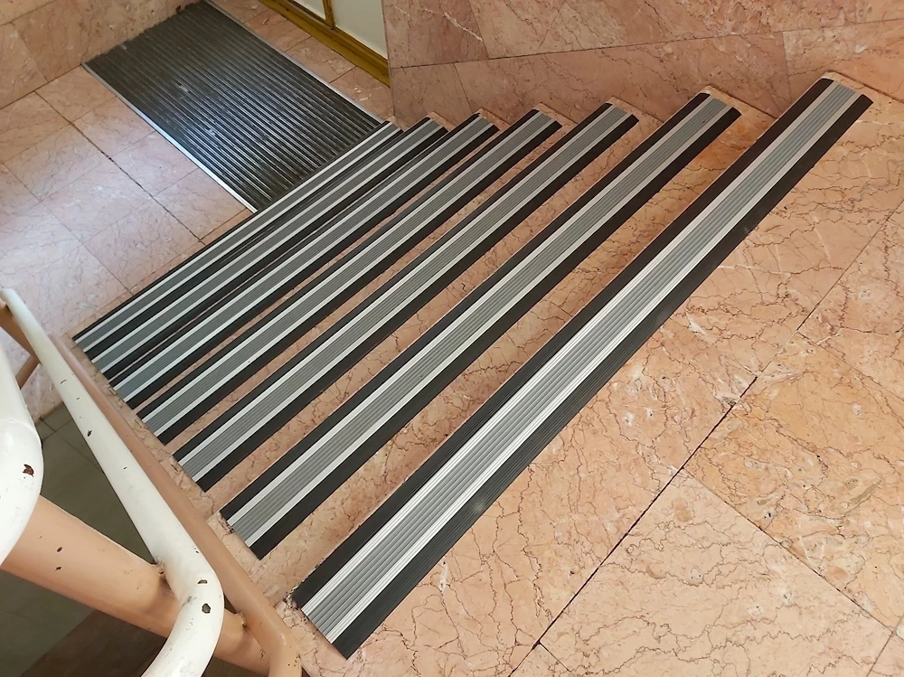 تجربه‌ای راحت و ایمن در بالا و پایین رفتن از پله