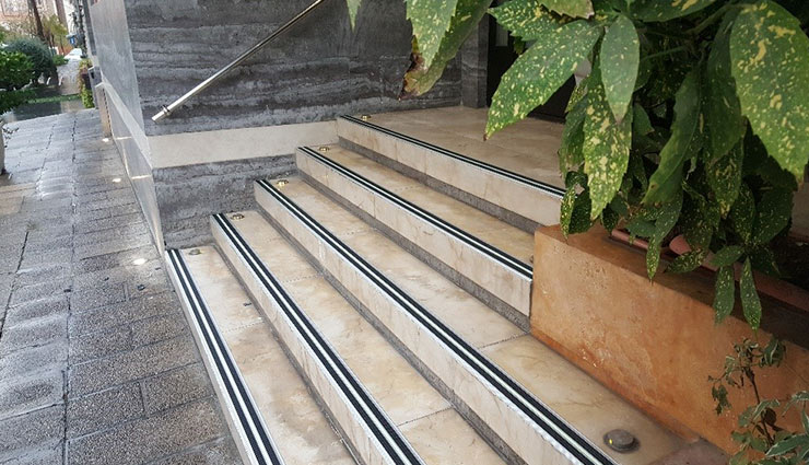 تجربه‌ای راحت و ایمن در بالا و پایین رفتن از پله