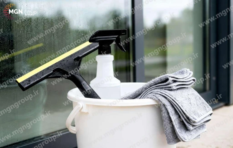 ابزار مناسب برای تمیز کردن شیشه‌ها دارای ویندو فیلم